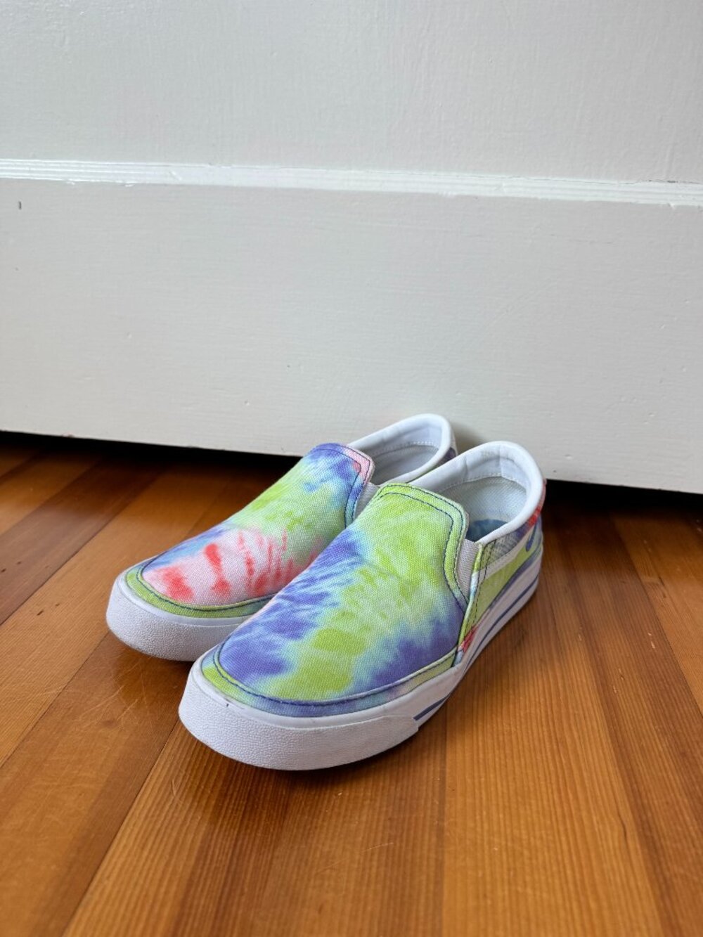 Nike Women's Tie Dye Slip Ons Size 7 (run small - fits more like 6 - 6.5)